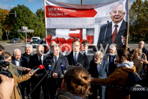  23.10.2024 GDANSK<br />
KONFERENCJA PIS W SPRAWIE ZMIANY NAZWY ULICY PREZYDENTA LECHA KACZYNSKIEGO W GDANSKU<br />
N/Z JACEK KURSKI TOMASZ RAKOWSKI ANDRZEJ GWIAZDA<br />
 