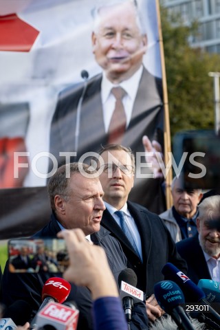  23.10.2024 GDANSK<br />
KONFERENCJA PIS W SPRAWIE ZMIANY NAZWY ULICY PREZYDENTA LECHA KACZYNSKIEGO W GDANSKU<br />
N/Z JACEK KURSKI NA TLE BANERU Z LECH KACZYNSKI<br />
 