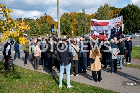  23.10.2024 GDANSK<br />
KONFERENCJA PIS W SPRAWIE ZMIANY NAZWY ULICY PREZYDENTA LECHA KACZYNSKIEGO W GDANSKU<br />
N/Z JACEK KURSKI BANER LECH KACZYNSKI<br />
 