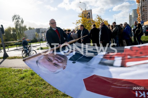  23.10.2024 GDANSK<br />
KONFERENCJA PIS W SPRAWIE ZMIANY NAZWY ULICY PREZYDENTA LECHA KACZYNSKIEGO W GDANSKU<br />
N/Z BANER Z LECH KACZYNSKI ZWIJANY PO KONFERENCJI PRASOWEJ<br />
 