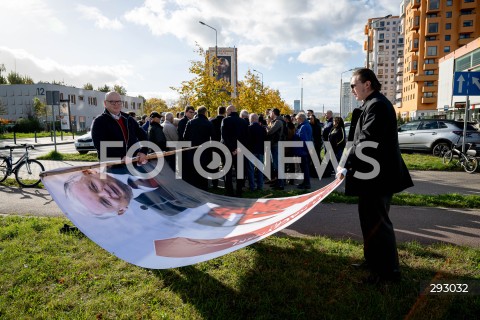  23.10.2024 GDANSK<br />
KONFERENCJA PIS W SPRAWIE ZMIANY NAZWY ULICY PREZYDENTA LECHA KACZYNSKIEGO W GDANSKU<br />
N/Z BANER Z LECH KACZYNSKI ZWIJANY PO KONFERENCJI PRASOWEJ<br />
 