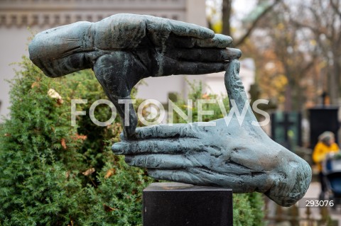  01.11.2024 WARSZAWA<br />
DZIEN WSZYSTKICH SWIETYCH<br />
N/Z CMENTARZ POWAZKOWSKI GROB KRZYSZTOFA KIESLOWSKIEGO<br />
FOT. MARCIN BANASZKIEWICZ/FOTONEWS  