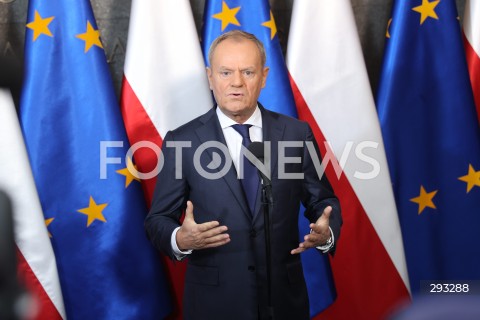  07.11.2024 WARSZAWA<br />
KONFERENCJA PRASOWA PREZESA RADY MINISTROW DONALDA TUSKA PRZED WYLOTEM DO BUDAPESZTU W WOJSKOWYM PORCIE LOTNICZYM WARSZAWA-OKECIE<br />
N/Z PREMIER DONALD TUSK<br />
FOT. ANTONI BYSZEWSKI/FOTONEWS 