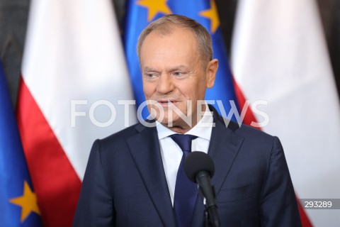  07.11.2024 WARSZAWA<br />
KONFERENCJA PRASOWA PREZESA RADY MINISTROW DONALDA TUSKA PRZED WYLOTEM DO BUDAPESZTU W WOJSKOWYM PORCIE LOTNICZYM WARSZAWA-OKECIE<br />
N/Z PREMIER DONALD TUSK<br />
FOT. ANTONI BYSZEWSKI/FOTONEWS 