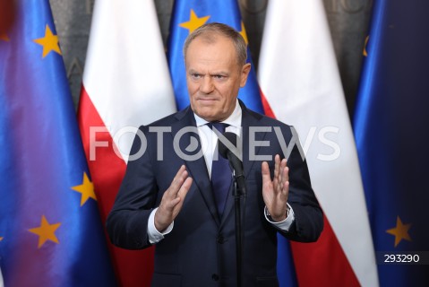  07.11.2024 WARSZAWA<br />
KONFERENCJA PRASOWA PREZESA RADY MINISTROW DONALDA TUSKA PRZED WYLOTEM DO BUDAPESZTU W WOJSKOWYM PORCIE LOTNICZYM WARSZAWA-OKECIE<br />
N/Z PREMIER DONALD TUSK<br />
FOT. ANTONI BYSZEWSKI/FOTONEWS 