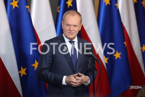  07.11.2024 WARSZAWA<br />
KONFERENCJA PRASOWA PREZESA RADY MINISTROW DONALDA TUSKA PRZED WYLOTEM DO BUDAPESZTU W WOJSKOWYM PORCIE LOTNICZYM WARSZAWA-OKECIE<br />
N/Z PREMIER DONALD TUSK<br />
FOT. ANTONI BYSZEWSKI/FOTONEWS 