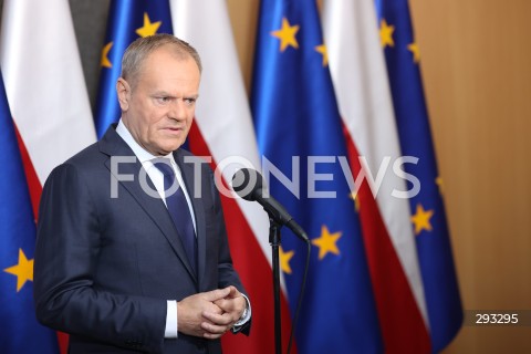  07.11.2024 WARSZAWA<br />
KONFERENCJA PRASOWA PREZESA RADY MINISTROW DONALDA TUSKA PRZED WYLOTEM DO BUDAPESZTU W WOJSKOWYM PORCIE LOTNICZYM WARSZAWA-OKECIE<br />
N/Z PREMIER DONALD TUSK<br />
FOT. ANTONI BYSZEWSKI/FOTONEWS 