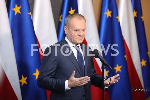  07.11.2024 WARSZAWA<br />
KONFERENCJA PRASOWA PREZESA RADY MINISTROW DONALDA TUSKA PRZED WYLOTEM DO BUDAPESZTU W WOJSKOWYM PORCIE LOTNICZYM WARSZAWA-OKECIE<br />
N/Z PREMIER DONALD TUSK<br />
FOT. ANTONI BYSZEWSKI/FOTONEWS 