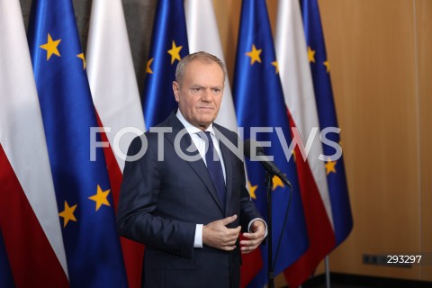  07.11.2024 WARSZAWA<br />
KONFERENCJA PRASOWA PREZESA RADY MINISTROW DONALDA TUSKA PRZED WYLOTEM DO BUDAPESZTU W WOJSKOWYM PORCIE LOTNICZYM WARSZAWA-OKECIE<br />
N/Z PREMIER DONALD TUSK<br />
FOT. ANTONI BYSZEWSKI/FOTONEWS 