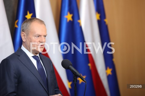  07.11.2024 WARSZAWA<br />
KONFERENCJA PRASOWA PREZESA RADY MINISTROW DONALDA TUSKA PRZED WYLOTEM DO BUDAPESZTU W WOJSKOWYM PORCIE LOTNICZYM WARSZAWA-OKECIE<br />
N/Z PREMIER DONALD TUSK<br />
FOT. ANTONI BYSZEWSKI/FOTONEWS 