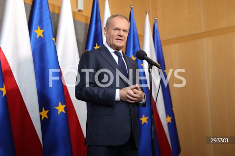  07.11.2024 WARSZAWA<br />
KONFERENCJA PRASOWA PREZESA RADY MINISTROW DONALDA TUSKA PRZED WYLOTEM DO BUDAPESZTU W WOJSKOWYM PORCIE LOTNICZYM WARSZAWA-OKECIE<br />
N/Z PREMIER DONALD TUSK<br />
FOT. ANTONI BYSZEWSKI/FOTONEWS 