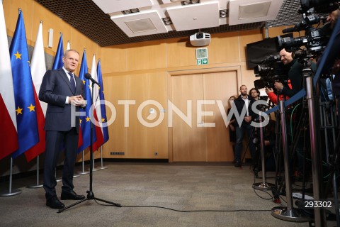  07.11.2024 WARSZAWA<br />
KONFERENCJA PRASOWA PREZESA RADY MINISTROW DONALDA TUSKA PRZED WYLOTEM DO BUDAPESZTU W WOJSKOWYM PORCIE LOTNICZYM WARSZAWA-OKECIE<br />
N/Z PREMIER DONALD TUSK<br />
FOT. ANTONI BYSZEWSKI/FOTONEWS 