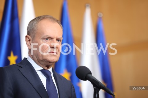  07.11.2024 WARSZAWA<br />
KONFERENCJA PRASOWA PREZESA RADY MINISTROW DONALDA TUSKA PRZED WYLOTEM DO BUDAPESZTU W WOJSKOWYM PORCIE LOTNICZYM WARSZAWA-OKECIE<br />
N/Z PREMIER DONALD TUSK<br />
FOT. ANTONI BYSZEWSKI/FOTONEWS 