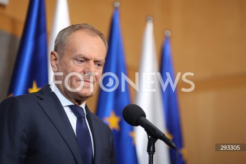  07.11.2024 WARSZAWA<br />
KONFERENCJA PRASOWA PREZESA RADY MINISTROW DONALDA TUSKA PRZED WYLOTEM DO BUDAPESZTU W WOJSKOWYM PORCIE LOTNICZYM WARSZAWA-OKECIE<br />
N/Z PREMIER DONALD TUSK<br />
FOT. ANTONI BYSZEWSKI/FOTONEWS 