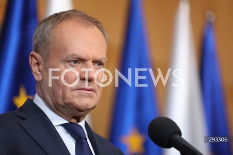  07.11.2024 WARSZAWA<br />
KONFERENCJA PRASOWA PREZESA RADY MINISTROW DONALDA TUSKA PRZED WYLOTEM DO BUDAPESZTU W WOJSKOWYM PORCIE LOTNICZYM WARSZAWA-OKECIE<br />
N/Z PREMIER DONALD TUSK<br />
FOT. ANTONI BYSZEWSKI/FOTONEWS 