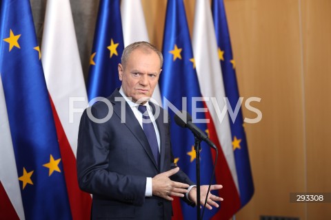  07.11.2024 WARSZAWA<br />
KONFERENCJA PRASOWA PREZESA RADY MINISTROW DONALDA TUSKA PRZED WYLOTEM DO BUDAPESZTU W WOJSKOWYM PORCIE LOTNICZYM WARSZAWA-OKECIE<br />
N/Z PREMIER DONALD TUSK<br />
FOT. ANTONI BYSZEWSKI/FOTONEWS 