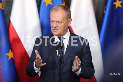  07.11.2024 WARSZAWA<br />
KONFERENCJA PRASOWA PREZESA RADY MINISTROW DONALDA TUSKA PRZED WYLOTEM DO BUDAPESZTU W WOJSKOWYM PORCIE LOTNICZYM WARSZAWA-OKECIE<br />
N/Z PREMIER DONALD TUSK<br />
FOT. ANTONI BYSZEWSKI/FOTONEWS 