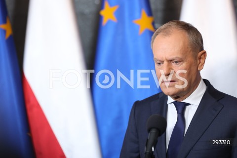  07.11.2024 WARSZAWA<br />
KONFERENCJA PRASOWA PREZESA RADY MINISTROW DONALDA TUSKA PRZED WYLOTEM DO BUDAPESZTU W WOJSKOWYM PORCIE LOTNICZYM WARSZAWA-OKECIE<br />
N/Z PREMIER DONALD TUSK<br />
FOT. ANTONI BYSZEWSKI/FOTONEWS 