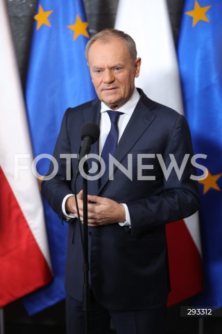  07.11.2024 WARSZAWA<br />
KONFERENCJA PRASOWA PREZESA RADY MINISTROW DONALDA TUSKA PRZED WYLOTEM DO BUDAPESZTU W WOJSKOWYM PORCIE LOTNICZYM WARSZAWA-OKECIE<br />
N/Z PREMIER DONALD TUSK<br />
FOT. ANTONI BYSZEWSKI/FOTONEWS 