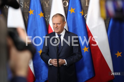  07.11.2024 WARSZAWA<br />
KONFERENCJA PRASOWA PREZESA RADY MINISTROW DONALDA TUSKA PRZED WYLOTEM DO BUDAPESZTU W WOJSKOWYM PORCIE LOTNICZYM WARSZAWA-OKECIE<br />
N/Z PREMIER DONALD TUSK<br />
FOT. ANTONI BYSZEWSKI/FOTONEWS 