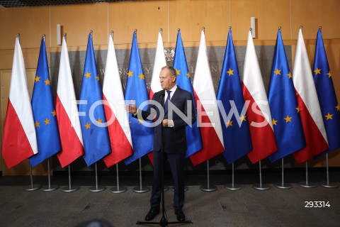  07.11.2024 WARSZAWA<br />
KONFERENCJA PRASOWA PREZESA RADY MINISTROW DONALDA TUSKA PRZED WYLOTEM DO BUDAPESZTU W WOJSKOWYM PORCIE LOTNICZYM WARSZAWA-OKECIE<br />
N/Z PREMIER DONALD TUSK<br />
FOT. ANTONI BYSZEWSKI/FOTONEWS 