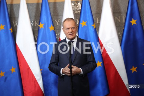  07.11.2024 WARSZAWA<br />
KONFERENCJA PRASOWA PREZESA RADY MINISTROW DONALDA TUSKA PRZED WYLOTEM DO BUDAPESZTU W WOJSKOWYM PORCIE LOTNICZYM WARSZAWA-OKECIE<br />
N/Z PREMIER DONALD TUSK<br />
FOT. ANTONI BYSZEWSKI/FOTONEWS 