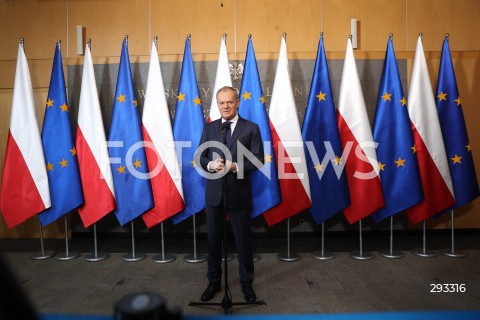  07.11.2024 WARSZAWA<br />
KONFERENCJA PRASOWA PREZESA RADY MINISTROW DONALDA TUSKA PRZED WYLOTEM DO BUDAPESZTU W WOJSKOWYM PORCIE LOTNICZYM WARSZAWA-OKECIE<br />
N/Z PREMIER DONALD TUSK<br />
FOT. ANTONI BYSZEWSKI/FOTONEWS 