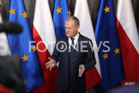  07.11.2024 WARSZAWA<br />
KONFERENCJA PRASOWA PREZESA RADY MINISTROW DONALDA TUSKA PRZED WYLOTEM DO BUDAPESZTU W WOJSKOWYM PORCIE LOTNICZYM WARSZAWA-OKECIE<br />
N/Z PREMIER DONALD TUSK<br />
FOT. ANTONI BYSZEWSKI/FOTONEWS 