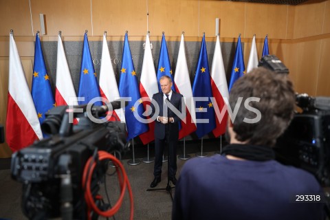  07.11.2024 WARSZAWA<br />
KONFERENCJA PRASOWA PREZESA RADY MINISTROW DONALDA TUSKA PRZED WYLOTEM DO BUDAPESZTU W WOJSKOWYM PORCIE LOTNICZYM WARSZAWA-OKECIE<br />
N/Z PREMIER DONALD TUSK<br />
FOT. ANTONI BYSZEWSKI/FOTONEWS 