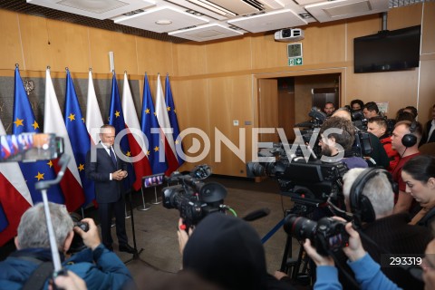  07.11.2024 WARSZAWA<br />
KONFERENCJA PRASOWA PREZESA RADY MINISTROW DONALDA TUSKA PRZED WYLOTEM DO BUDAPESZTU W WOJSKOWYM PORCIE LOTNICZYM WARSZAWA-OKECIE<br />
N/Z PREMIER DONALD TUSK DZIENNIKARZE<br />
FOT. ANTONI BYSZEWSKI/FOTONEWS 