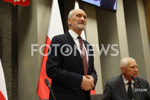  08.11.2024 WARSZAWA<br />
KONFERENCJA PRASOWA ANTONIEGO MACIEREWICZA WS. RAPORTU O KATASTROFIE SMOLENSKIEJ W SEJMIE<br />
N/Z ANTONI MACIEREWICZ<br />
FOT. ANTONI BYSZEWSKI/FOTONEWS 