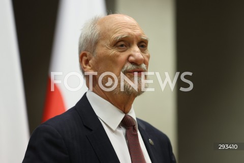  08.11.2024 WARSZAWA<br />
KONFERENCJA PRASOWA ANTONIEGO MACIEREWICZA WS. RAPORTU O KATASTROFIE SMOLENSKIEJ W SEJMIE<br />
N/Z ANTONI MACIEREWICZ<br />
FOT. ANTONI BYSZEWSKI/FOTONEWS 