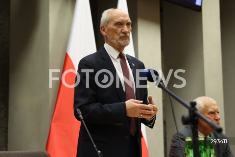  08.11.2024 WARSZAWA<br />
KONFERENCJA PRASOWA ANTONIEGO MACIEREWICZA WS. RAPORTU O KATASTROFIE SMOLENSKIEJ W SEJMIE<br />
N/Z ANTONI MACIEREWICZ<br />
FOT. ANTONI BYSZEWSKI/FOTONEWS 