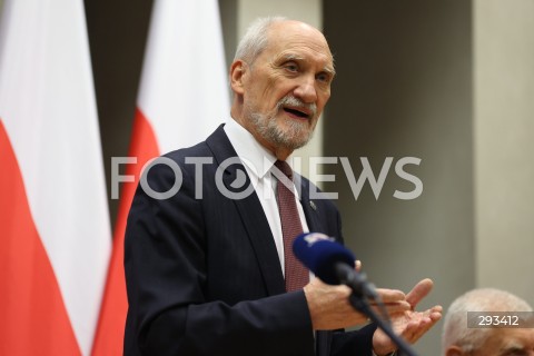  08.11.2024 WARSZAWA<br />
KONFERENCJA PRASOWA ANTONIEGO MACIEREWICZA WS. RAPORTU O KATASTROFIE SMOLENSKIEJ W SEJMIE<br />
N/Z ANTONI MACIEREWICZ<br />
FOT. ANTONI BYSZEWSKI/FOTONEWS 