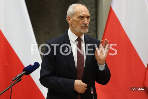  08.11.2024 WARSZAWA<br />
KONFERENCJA PRASOWA ANTONIEGO MACIEREWICZA WS. RAPORTU O KATASTROFIE SMOLENSKIEJ W SEJMIE<br />
N/Z ANTONI MACIEREWICZ<br />
FOT. ANTONI BYSZEWSKI/FOTONEWS 