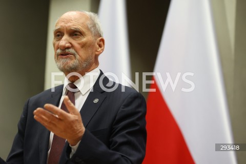  08.11.2024 WARSZAWA<br />
KONFERENCJA PRASOWA ANTONIEGO MACIEREWICZA WS. RAPORTU O KATASTROFIE SMOLENSKIEJ W SEJMIE<br />
N/Z ANTONI MACIEREWICZ<br />
FOT. ANTONI BYSZEWSKI/FOTONEWS 