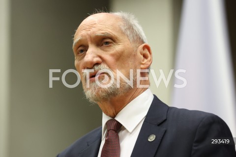  08.11.2024 WARSZAWA<br />
KONFERENCJA PRASOWA ANTONIEGO MACIEREWICZA WS. RAPORTU O KATASTROFIE SMOLENSKIEJ W SEJMIE<br />
N/Z ANTONI MACIEREWICZ<br />
FOT. ANTONI BYSZEWSKI/FOTONEWS 