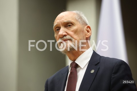  08.11.2024 WARSZAWA<br />
KONFERENCJA PRASOWA ANTONIEGO MACIEREWICZA WS. RAPORTU O KATASTROFIE SMOLENSKIEJ W SEJMIE<br />
N/Z ANTONI MACIEREWICZ<br />
FOT. ANTONI BYSZEWSKI/FOTONEWS 