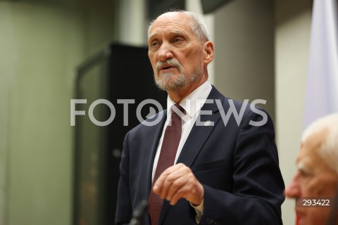  08.11.2024 WARSZAWA<br />
KONFERENCJA PRASOWA ANTONIEGO MACIEREWICZA WS. RAPORTU O KATASTROFIE SMOLENSKIEJ W SEJMIE<br />
N/Z ANTONI MACIEREWICZ<br />
FOT. ANTONI BYSZEWSKI/FOTONEWS 