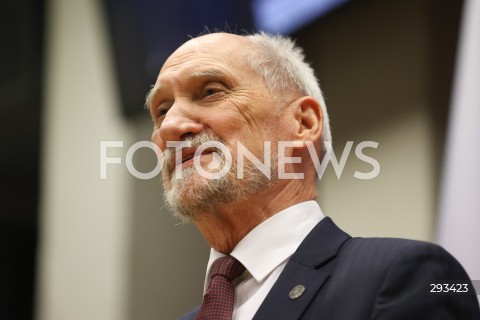  08.11.2024 WARSZAWA<br />
KONFERENCJA PRASOWA ANTONIEGO MACIEREWICZA WS. RAPORTU O KATASTROFIE SMOLENSKIEJ W SEJMIE<br />
N/Z ANTONI MACIEREWICZ<br />
FOT. ANTONI BYSZEWSKI/FOTONEWS 