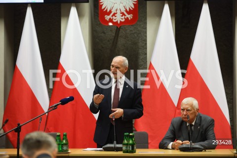  08.11.2024 WARSZAWA<br />
KONFERENCJA PRASOWA ANTONIEGO MACIEREWICZA WS. RAPORTU O KATASTROFIE SMOLENSKIEJ W SEJMIE<br />
N/Z ANTONI MACIEREWICZ WOJCIECH FABIANOWSKI <br />
FOT. ANTONI BYSZEWSKI/FOTONEWS 