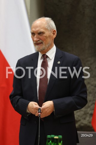  08.11.2024 WARSZAWA<br />
KONFERENCJA PRASOWA ANTONIEGO MACIEREWICZA WS. RAPORTU O KATASTROFIE SMOLENSKIEJ W SEJMIE<br />
N/Z ANTONI MACIEREWICZ<br />
FOT. ANTONI BYSZEWSKI/FOTONEWS 