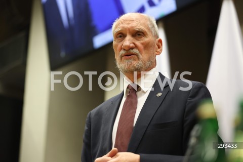  08.11.2024 WARSZAWA<br />
KONFERENCJA PRASOWA ANTONIEGO MACIEREWICZA WS. RAPORTU O KATASTROFIE SMOLENSKIEJ W SEJMIE<br />
N/Z ANTONI MACIEREWICZ<br />
FOT. ANTONI BYSZEWSKI/FOTONEWS 