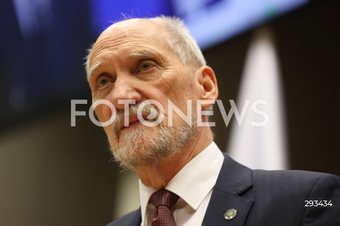  08.11.2024 WARSZAWA<br />
KONFERENCJA PRASOWA ANTONIEGO MACIEREWICZA WS. RAPORTU O KATASTROFIE SMOLENSKIEJ W SEJMIE<br />
N/Z ANTONI MACIEREWICZ<br />
FOT. ANTONI BYSZEWSKI/FOTONEWS 