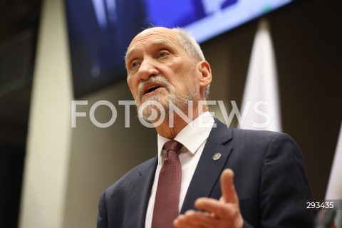  08.11.2024 WARSZAWA<br />
KONFERENCJA PRASOWA ANTONIEGO MACIEREWICZA WS. RAPORTU O KATASTROFIE SMOLENSKIEJ W SEJMIE<br />
N/Z ANTONI MACIEREWICZ<br />
FOT. ANTONI BYSZEWSKI/FOTONEWS 