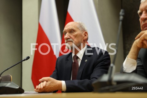  08.11.2024 WARSZAWA<br />
KONFERENCJA PRASOWA ANTONIEGO MACIEREWICZA WS. RAPORTU O KATASTROFIE SMOLENSKIEJ W SEJMIE<br />
N/Z ANTONI MACIEREWICZ<br />
FOT. ANTONI BYSZEWSKI/FOTONEWS 