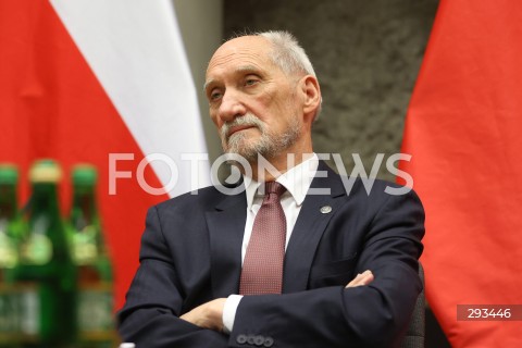  08.11.2024 WARSZAWA<br />
KONFERENCJA PRASOWA ANTONIEGO MACIEREWICZA WS. RAPORTU O KATASTROFIE SMOLENSKIEJ W SEJMIE<br />
N/Z ANTONI MACIEREWICZ<br />
FOT. ANTONI BYSZEWSKI/FOTONEWS 