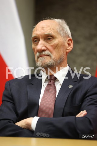  08.11.2024 WARSZAWA<br />
KONFERENCJA PRASOWA ANTONIEGO MACIEREWICZA WS. RAPORTU O KATASTROFIE SMOLENSKIEJ W SEJMIE<br />
N/Z ANTONI MACIEREWICZ<br />
FOT. ANTONI BYSZEWSKI/FOTONEWS 