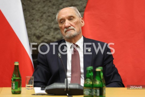  08.11.2024 WARSZAWA<br />
KONFERENCJA PRASOWA ANTONIEGO MACIEREWICZA WS. RAPORTU O KATASTROFIE SMOLENSKIEJ W SEJMIE<br />
N/Z ANTONI MACIEREWICZ<br />
FOT. ANTONI BYSZEWSKI/FOTONEWS 