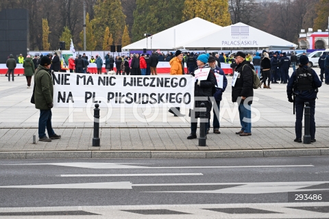  10.11..2024 WARSZAWA<br />
OBCHODY MIESIECZNCY SMOLENSKIEJ<br />
N/Z BANER PLAC PILSUDSKIEGO<br />
FOT. MARCIN BANASZKIEWICZ/FOTONEWS  